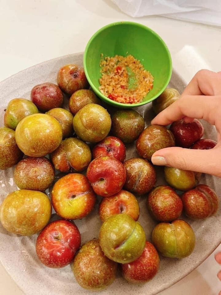 Mận trái vụ có vị ngọt chua chát đặc trưng, chua nhưng không gắt, chát mà lại ngọt ngọt khó tả. Nguồn ảnh: Facebook