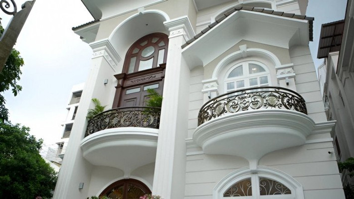 Tại Việt Nam, sau khi bán biệt thự dát vàng, gia đình Ngô Mỹ Uyên mua biệt thự 2 tầng trên diện tích đất gần 1.000m2 ở Thảo Điền, Quận 2, TP HCM. Ảnh: Vietnamnet