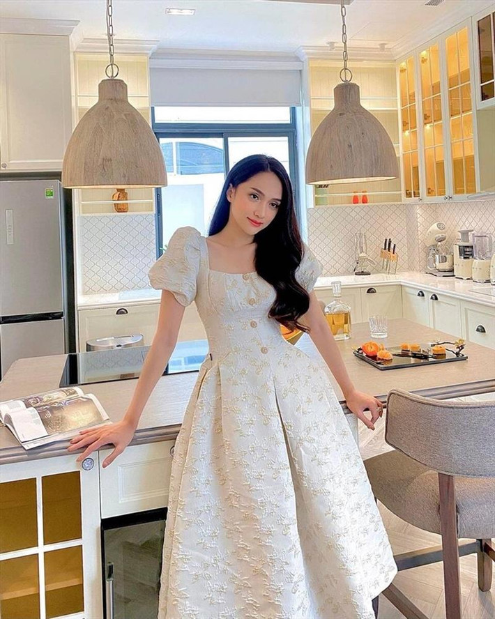 Biệt thự của Hoa hậu Hương Giang có gam màu trắng kem chủ đạo.
