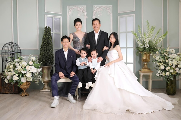 Trên thương trường, Shark Hưng nổi tiếng với quan điểm đầu tư, kinh doanh sắc bén. Ở nhà, Shark Hưng còn là một người chồng, người cha được khán giả ngưỡng mộ.