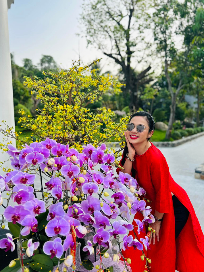 Sau khi tuyên bố tạm rút lui khỏi showbiz để chăm sóc con trai đang tuổi dậy thì, Việt Trinh sống trong căn biệt thự nhà vườn ở Bình Dương.