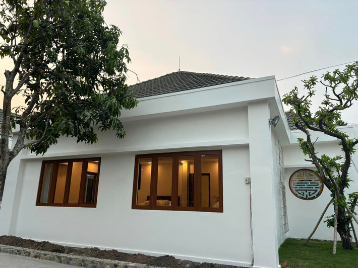 Nhà vườn của Việt Trinh thiết kế theo phong cách đơn giản với tông trắng đen chủ đạo.