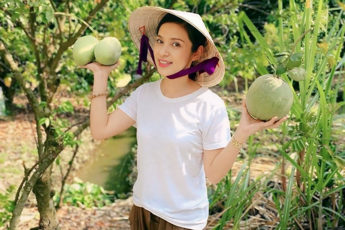 Người đẹp còn trồng nhiều loại cây ăn trái như xoài, mận, khế, ổi, cóc, đu đủ...