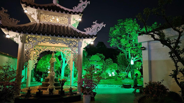 Cơ ngơi có diện tích 2.500m2, cách xa trung tâm, không gian yên tĩnh, thuận lợi để Việt Trinh sinh sống, tụ tập mỗi ngày.