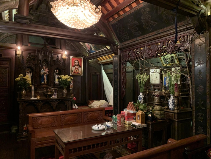Ngôi nhà có kết cấu khung sườn gỗ. Các cột gỗ liên kết với nhau bằng mộng gỗ. Ảnh: Dân trí