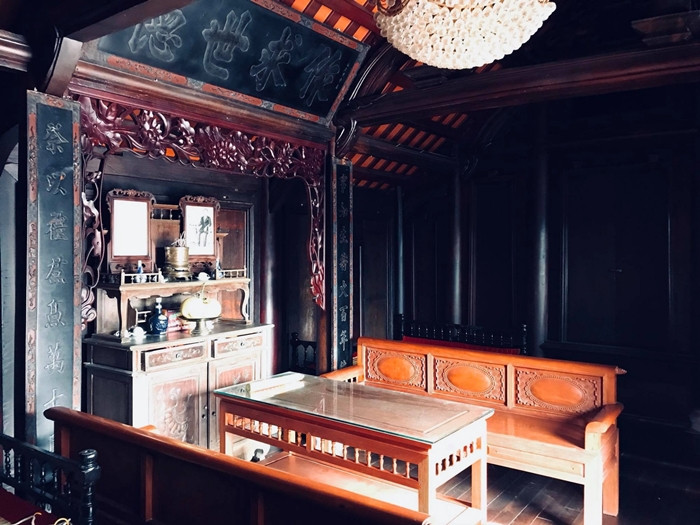Bàn thờ gia tiên đặt giữa gian nhà chính. Ảnh: Thethaovanhoa