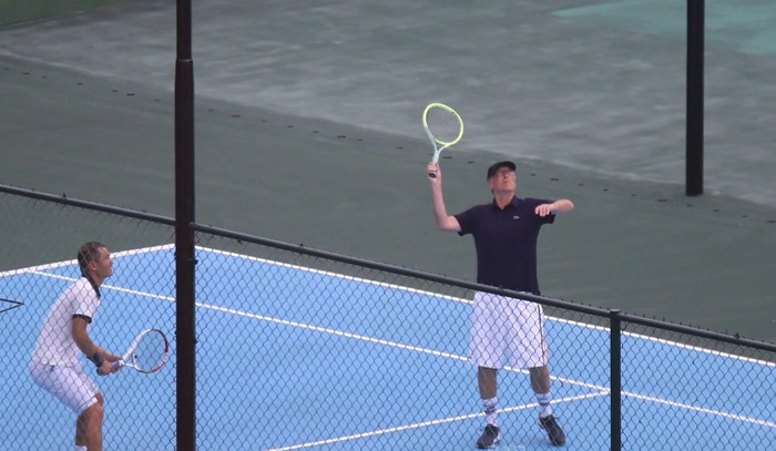 Trong thời gian lưu trú tại Đà Nẵng, tỷ phú Bill Gates cùng bạn gái đã có khoảng 90 phút chơi tennis và Pickleball tại một resort ở quận Sơn Trà. Ảnh: Người lao động