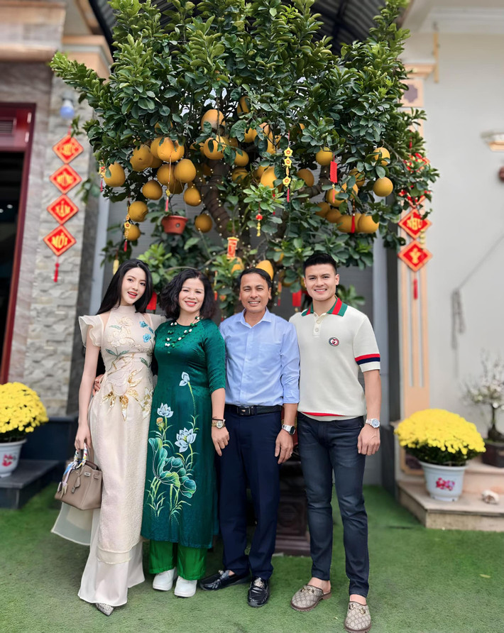 Tại quê nhà Đông Anh, gia đình tiền vệ Quang Hải sống trong ngôi nhà 3 tầng khang trang trên diện tích đất hơn 200 mét vuông. Ảnh: FBNV