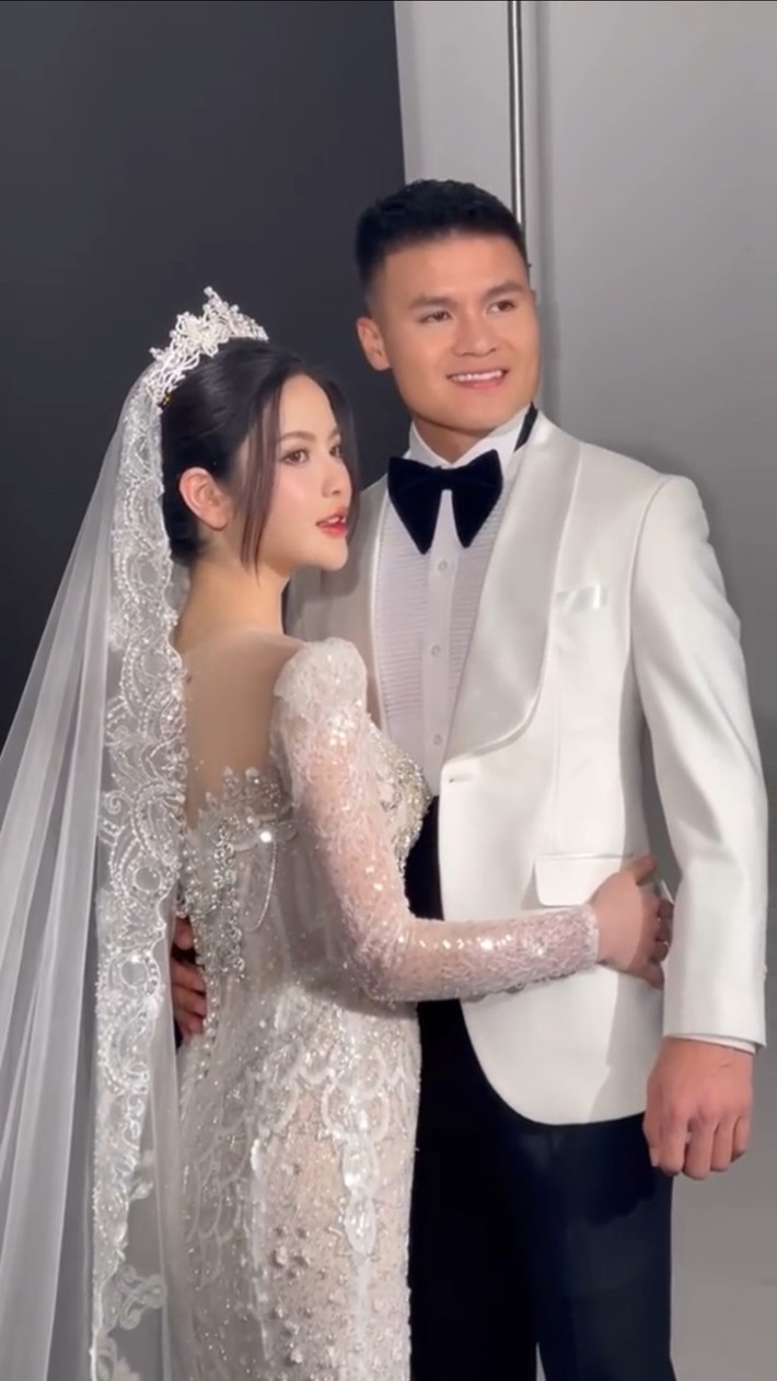Thông tin Quang Hải - Chu Thanh Huyền sẽ làm đám cưới vào cuối tháng 3 tại Đông Anh (Hà Nội) đang nhận được sự quan tâm của khán giả. Gần đến ngày cưới, Chu Thanh Huyền thường xuyên cập nhật những hình ảnh liên quan đến đám cưới, thể hiện rõ sự mong chờ. Ảnh: Tiền phong