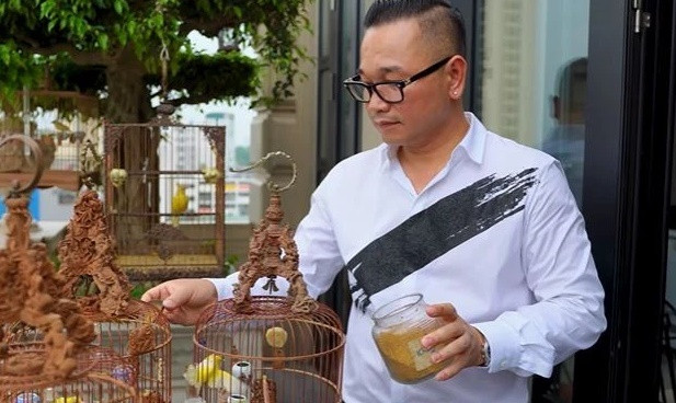Anh Dương Văn Chương (hay còn gọi Chương Tailor) thú chơi chim cảnh và bộ sưu tầm những chú chim cảnh quý hiếm lên tới cả chục tỷ đồng. Ảnh: Pháp luật và Đời sống