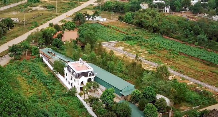 Sau nhiều năm hoạt động nghệ thuật, nghệ sĩ Quang Tèo đã hoàn thành căn biệt thự mới tại Thạch Thất, ngoại thành Hà Nội. Ảnh: Dân Việt
