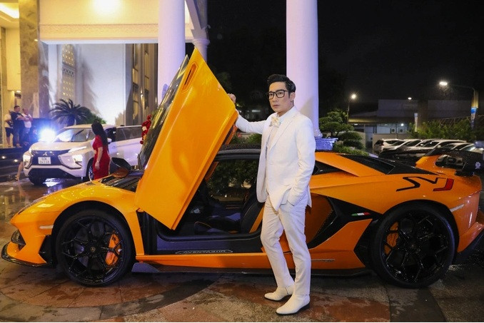 Mới đây, ca sĩ Quang Hà gây xôn xao khi đi diễn bằng siêu xe hơn 70 tỷ đồng. Trước đó, nam ca sĩ từng lái chiếc siêu xe này du xuân gây "náo loạn" đường phố Hà Nội. Ảnh: Dân trí