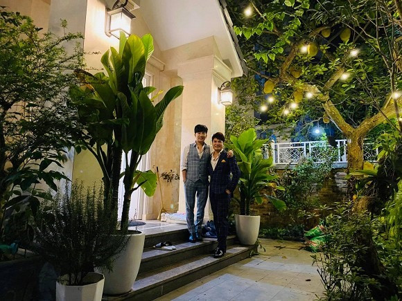 Biệt thự của Quang Hà có sân vườn rộng lớn, trồng nhiều cây xanh. Ảnh: FB Quang Hà
