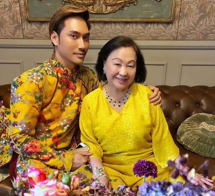 Không chỉ là nhà thiết kế nổi tiếng, Lý Quí Khánh còn là cháu trai của gia tộc Lý Quí - gia tộc giàu có và lâu đời bậc nhất Việt Nam.