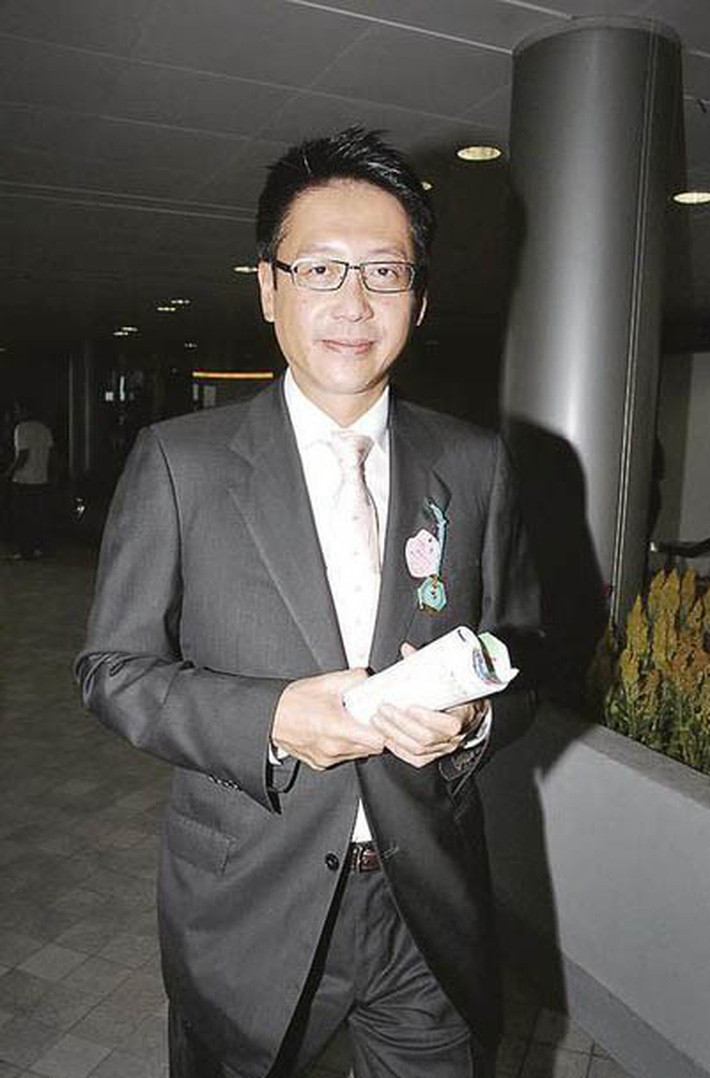 Hứa Tấn Hanh sinh ngày 25/2/1962, là đại gia giàu có nổi tiếng ở Hong Kong. Ông xuất thân trong gia đình có truyền thống kinh doanh và sở hữu khối tài sản "siêu khủng".