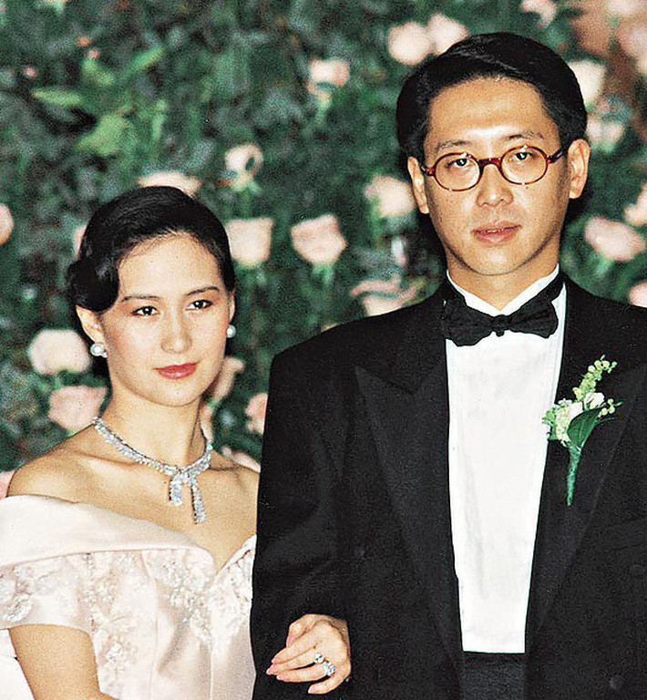 Sau đó, Hứa Tấn Hanh kết hôn với Hà Siêu Quỳnh - con gái cả tài sắc vẹn toàn của vua sòng bài Macau Hà Hồng Sâm. Đám cưới được cho là tiêu tốn tới 20 triệu đô la.