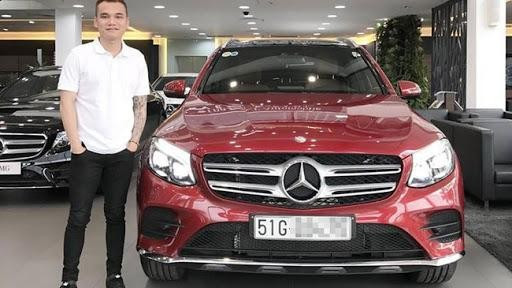 Khắc Việt còn tự tậu cho bản thân chiếc xế hộp Mercedes-Benz với giá hơn 2 tỷ đồng. Ảnh: Internet