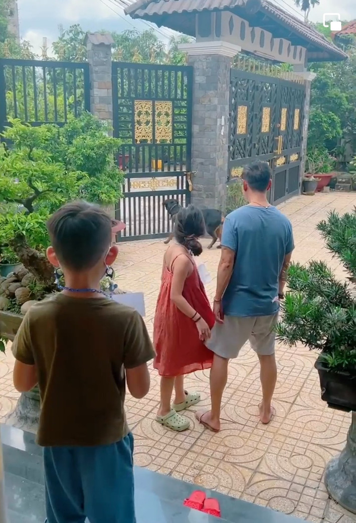 Mới đây, Lý Hải cùng bà xã và các con có chuyến về quê thăm nhà tại Mỹ Tho (Tiền Giang). Thông qua đoạn clip ngắn ngủi, khán giả phần nào "choáng ngợp" với không gian bề thế tại quê nhà của nam diễn viên. Ảnh: FB Ly Hai Minh Ha