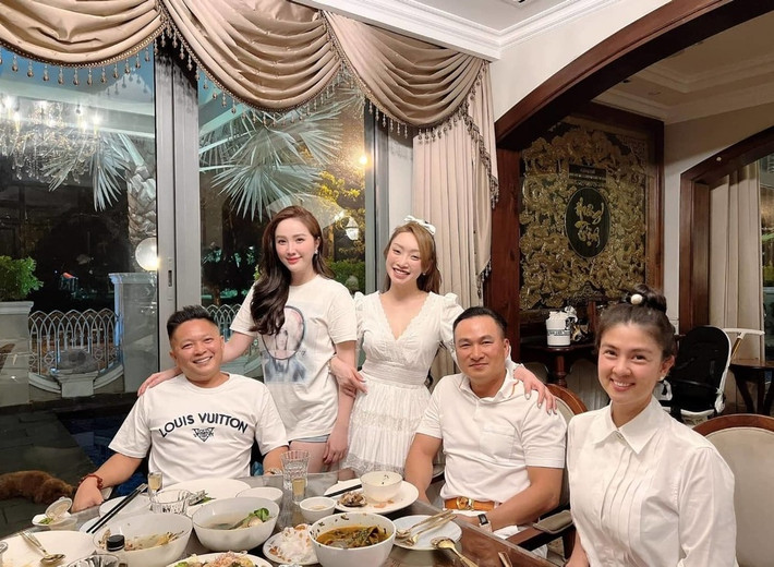 Trên trang cá nhân, bà xã Chi Bảo vừa chia sẻ loạt ảnh đến thăm nhà ca sĩ Bảo Thy. Đây cũng là dịp hiếm hoi Bảo Thy lộ không gian bên trong căn biệt thự ở khu Phú Mỹ Hưng, quận 7, TP HCM. Ảnh: FB Lý Thùy Chang
