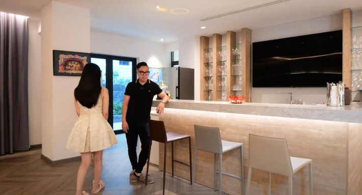 Đối diện bàn ăn là khu vực quầy bar rất rộng, phù hợp với không gian sinh hoạt chung của ngôi nhà.