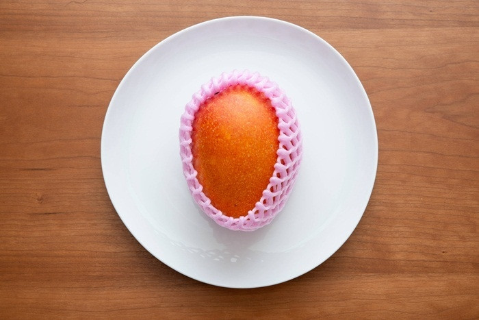 Xoài Taiyo No Tamago được trồng độc quyền ở Miyazaki của Nhật Bản với độ ngọt cao và màu sắc tuyệt đẹp. Một số quả xoài có màu cam đậm, đỏ hoặc thậm chí cả màu tím. Ảnh: Bokksu