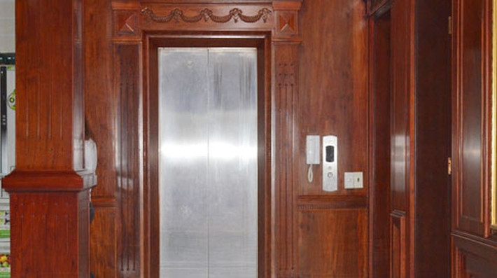 Không ít biệt thự trong làng còn trang bị cả thang máy để di chuyển. Ảnh: Baonghean
