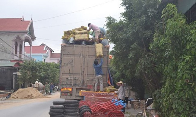 Khi nguồn phế liệu trong nước không còn dồi dào, họ còn sang tận Lào để thu mua. Nhờ chăm chỉ làm ăn, người Diễn Tháp phất lên nhanh chóng. Ảnh: Internet
