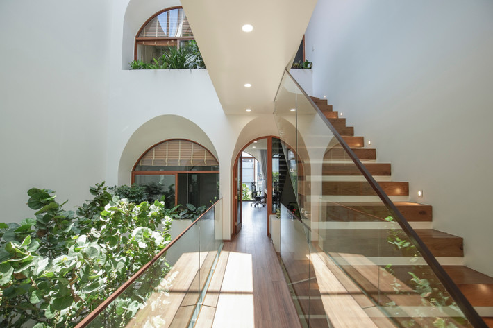 Ngôi nhà nằm trên lô đất có diện tích 5 m x 20 m, là tổ ấm của gia đình có 5 người. Để đáp ứng đủ hai yếu tố ánh sáng và thông gió, cấu trúc nhà được chia làm ba phần gồm trước, sau và khoảng giữa.