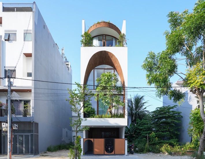 Nằm trong khu dân cư đông đúc tại thành phố Đà Nẵng, VUx House là công trình tiêu biểu cho loại hình nhà ống ở Việt Nam. Trong đó, ánh sáng và thông gió là hai yếu tố đặc biệt quan trọng.