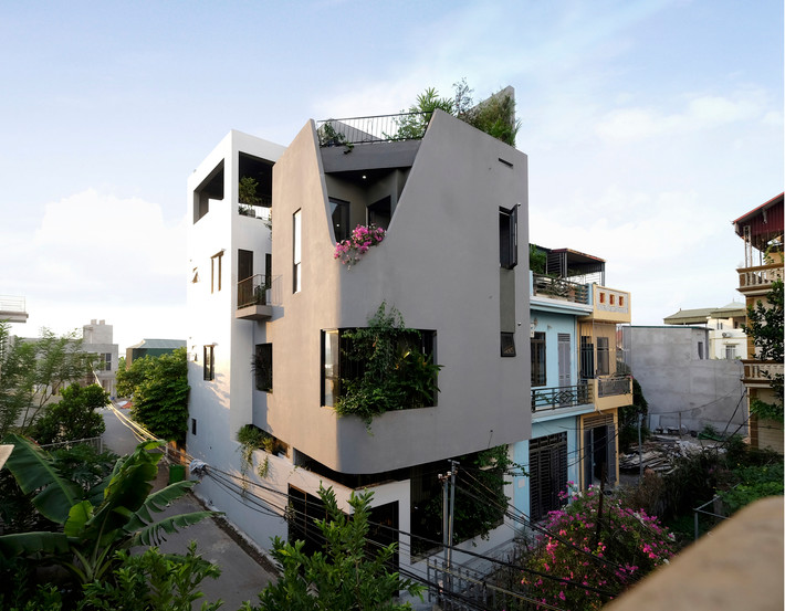 Yêu thích bản sắc văn hóa, màu sắc truyền thống của làng quê vùng cao, cùng với gốm làng Bát Tràng - nơi sinh ra, kiến trúc sư đã tạo nên một ngôi nhà độc đáo tại Bát Tràng (Hà Nội).