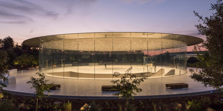 Dù là một căn phòng với diện tích lớn nhưng Steve Jobs Theater lại không cần bất cứ cột trụ đỡ nào, âm thanh không vang vọng phức tạp dù chỉ 1 giây. Ảnh: Theverge