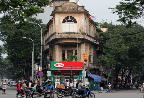 Tọa lạc ở vị trí đắc địa, được bao bọc bởi các đường Trần Hưng Đạo, Ký Con, Lê Thị Hồng Gấm và Yersin, tòa dinh thự 4 mặt tiền của thuộc sở hữu của đại gia Nguyễn Văn Hảo (1890-1971). Ảnh: Dân Việt