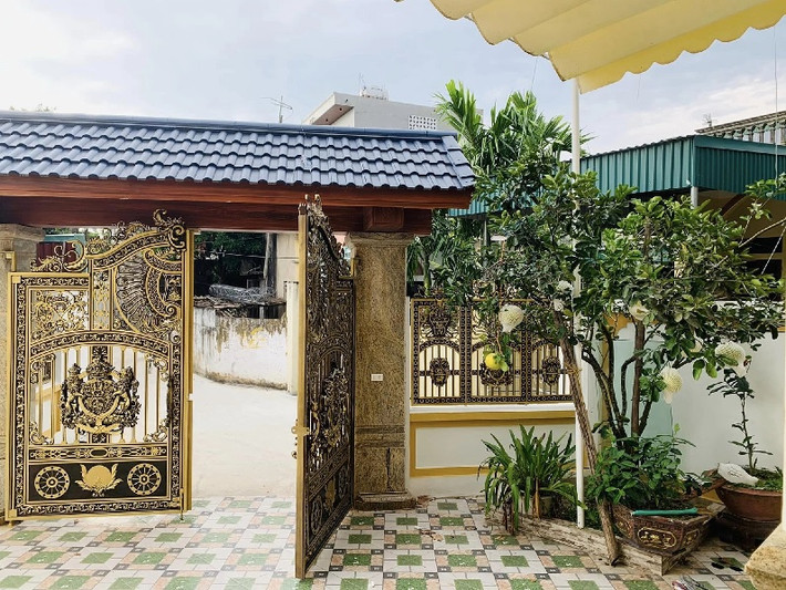Khoảng sân rộng rãi, trồng cây cảnh và cây ăn trái. Ảnh: PhunuVietnam