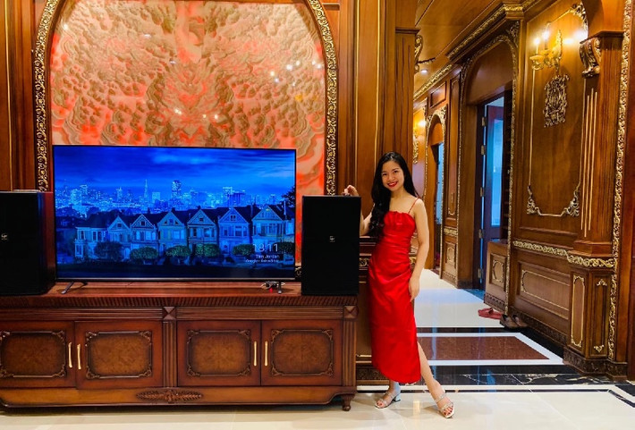 Do sở thích decor của hai anh em Hà khác nhau nên tổng thể căn nhà được chia theo hai hướng khác biệt. Tầng một mang tông trắng hiện đại còn tầng hai theo tông cổ điển. Ảnh: PhunuVietnam