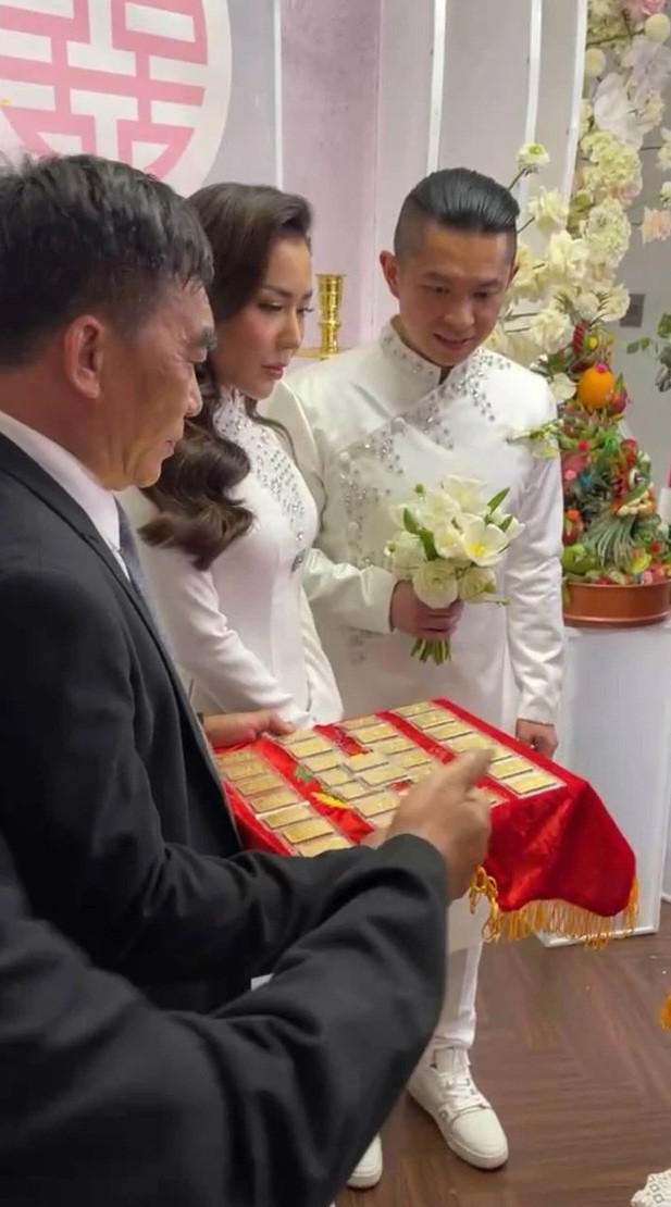 Số vàng này là quà cưới được 2 bên gia đình, đặc biệt là chị gái cô dâu trao tặng cho cặp đôi trong dịp đặc biệt. Ảnh: Pháp luật & bạn đọc