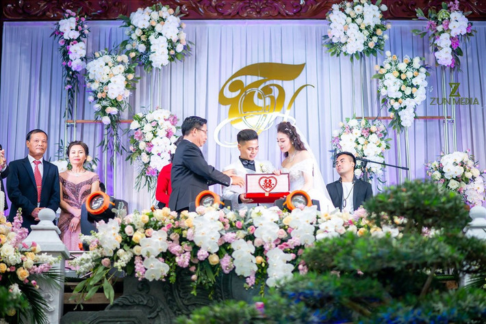 Đáng chú ý, trong ngày cưới, cô dâu Thu Hương được bố mẹ cô tặng 200 cây vàng và sổ đỏ hai ngôi nhà ở Nam Định và Hà Nội. Ảnh: Lao động