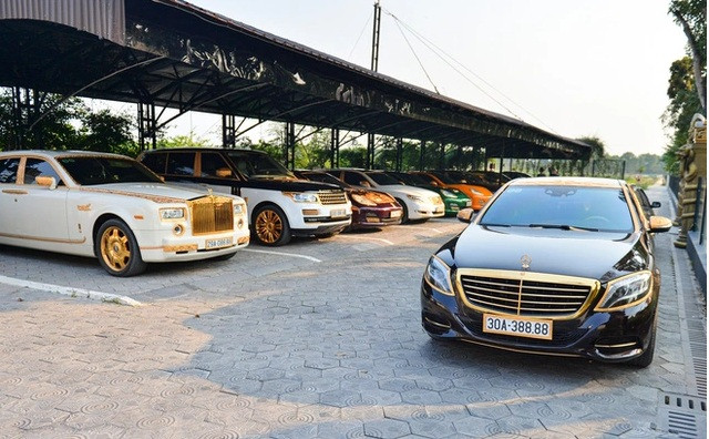 Bên cạnh đó, anh còn sở hữu dàn siêu xe với khoảng 30 ô tô các loại như Rolls-Royce Phantom, Land Rover Range Rover, Porsche Panamera, Mercedes-Benz S-Class, Bentley Continental Flying Spur, Lexus LS và BMW 4-Series...các chi tiết trên xe đều được mạ vàng 24k. Ảnh: Pháp luật & bạn đọc