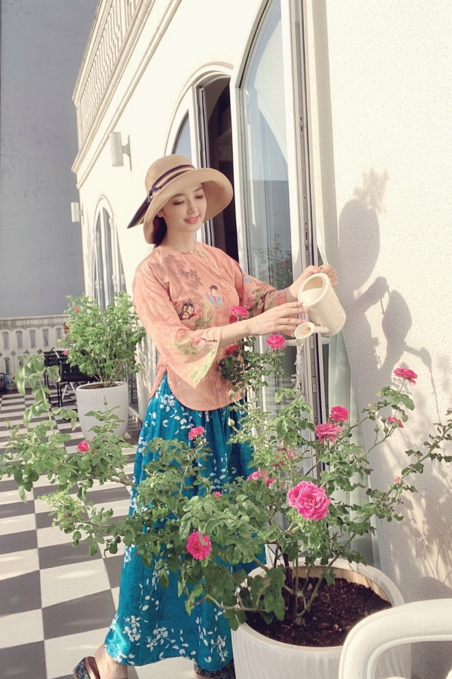 Người đẹp yêu thích công việc chăm sóc vườn, tỉa lá sâu những lúc rảnh rỗi.
