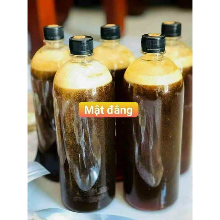 Trên chợ mạng, loại mật ong này được quảng cáo như một thần dược, thu hút đông đảo người tiêu dùng quan tâm dù giá bán từ 900.000 - 1 triệu đồng/lít. Ảnh: Lazada