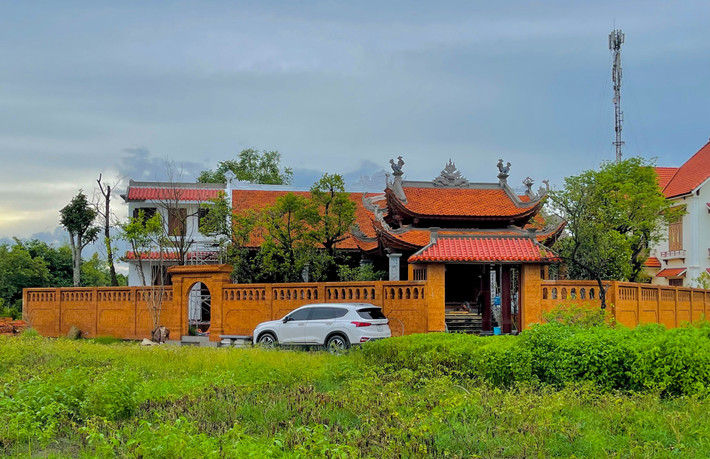 Vừa qua, vợ chồng Vượng Râu mời các nghệ nhân từ khắp nơi để hoàn thành công trình Nguyễn Công Việt Phủ tại Nam Định - quê hương của Vượng Râu. Ảnh: Vietnamnet