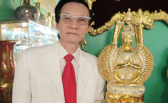 Giờ đây, khi đã ngoài 70 tuổi, Hải đồ cổ vẫn miệt mài với công nghệ kỹ thuật cao - vẽ vàng lên sứ. Nhờ sử dụng công nghệ kỹ thuật cao, những sản phẩm của ông được nhiều đối tác nước ngoài khen ngợi. Ảnh: Internet