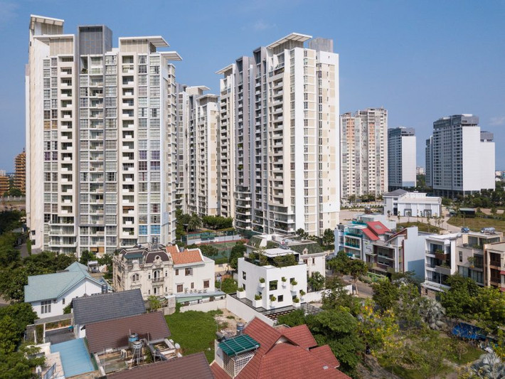 Nằm lọt thỏm giữa “thung lũng” các tòa nhà cao tầng san sát nhau, khu đất của ngôi nhà đưa ra một đề bài khó cho việc thiết kế với mục tiêu tạo nên một công trình ”mở” và “thở”