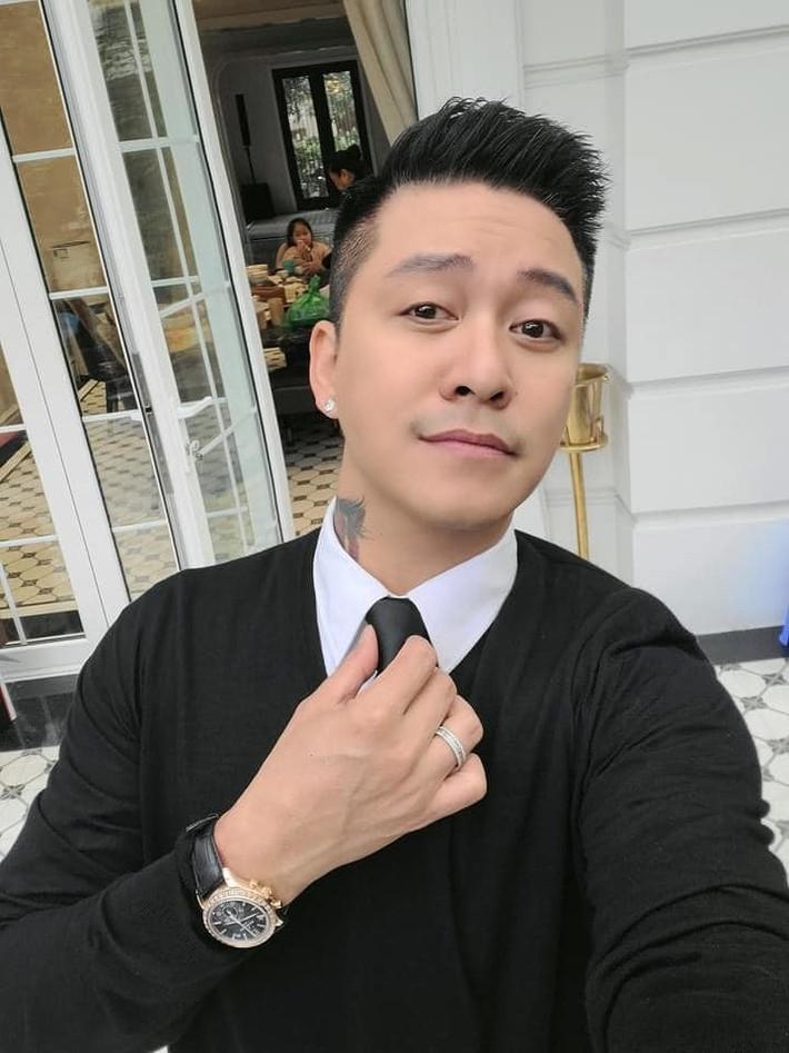Nam ca sĩ còn có bộ sưu tập đồng hồ đáng ngưỡng mộ. Những chiếc đồng hồ anh đeo trên tay thường có từ trăm triệu đến vài tỷ đồng. Ảnh; FBNV