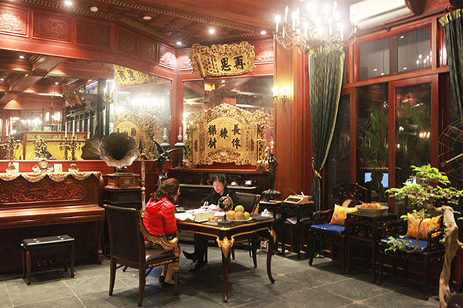 Với tình yêu văn hoá Việt xưa, bà Trịnh Thu Hương ở phố Phạm Hồng Thái (quận Ba Đình, Hà Nội) dành nhiều tâm sức, thời gian và tiền bạc để sưu tầm những món đồ cổ gắn liền với văn hoá của dân tộc. Ảnh: Dân Việt