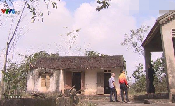 Trước đó, ngôi nhà cũ của Phạm Xuân Mạnh nằm heo hút giữa cánh đồng tại quê nhà xã Minh Thành, huyện Yên Thành, tỉnh Nghệ An. Ảnh: chụp màn hình VTV6