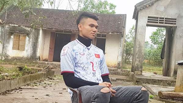 Căn nhà cũ dột nát là nơi chứng kiến tuổi thơ vất vả của nam cầu thủ. Ảnh: Internet
