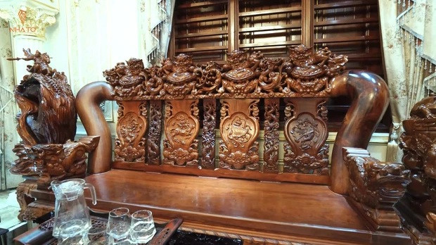 Chiều rộng vai ghế to bằng 2 - 3 lần cẳng tay người lớn. Những đường nét chạm trổ hoa văn cũng rất công phu.