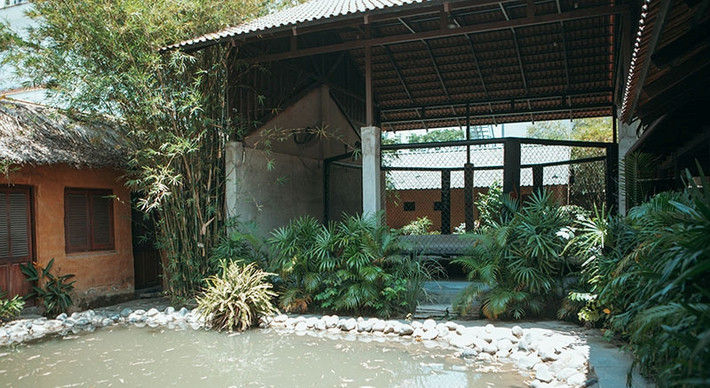 Một chiếc hồ lớn tạo không khí mát mẻ. Ảnh: Vietnamnet