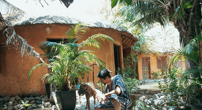 Căn nhà có vẻ ngoài đơn sơ nhưng đầy đủ các tiện nghi bên trong. Ảnh: Vietnamnet