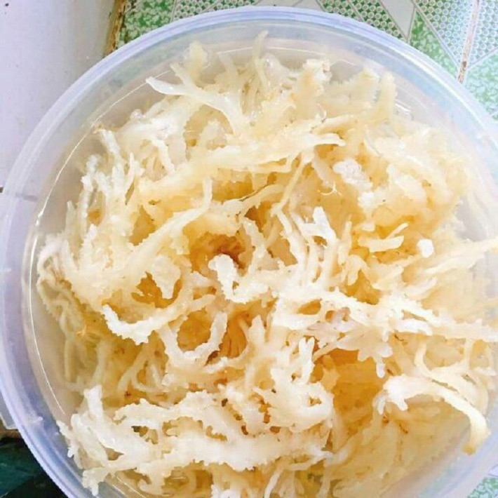 Sau khi khai thác từ biển, rau câu chân vịt được làm sạch sạn đá, không sử dụng chất bảo quản hay tẩy trắng, phơi khô và đem bán cho thương lái. Ảnh: Dienmayxanh